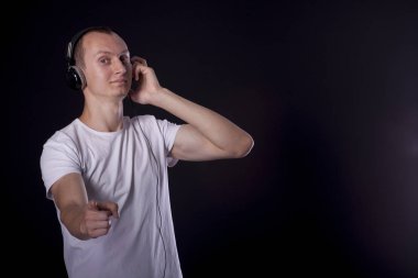 bir siyah kısa kestirmen ile sıradan bir genç adam arka plan