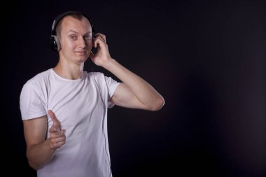 bir siyah kısa kestirmen ile sıradan bir genç adam arka plan