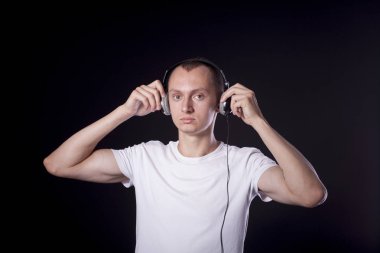  sıradan bir genç adam ile kısa bir haircu siyah bir arka plan