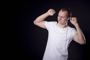 bir siyah kısa kestirmen ile sıradan bir genç adam arka plan