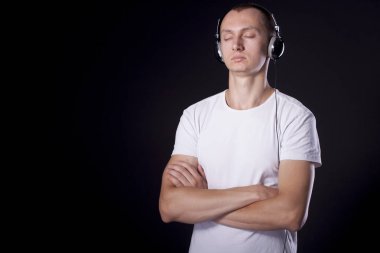 bir siyah kısa kestirmen ile sıradan bir genç adam arka plan