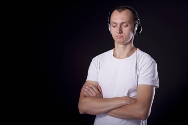 bir siyah kısa kestirmen ile sıradan bir genç adam arka plan