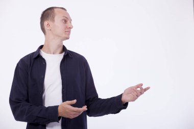 Beyaz bir arka plan üzerinde beyaz T-Şir genç bir erkekte profilindeki