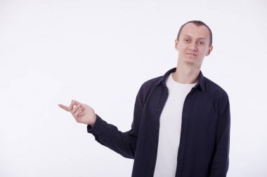 Beyaz bir beyaz kısa bir saç kesimi olan genç bir adam arka plan