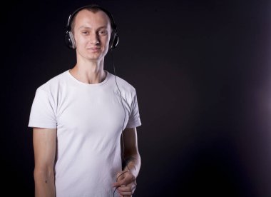 bir siyah kısa kestirmen ile sıradan bir genç adam arka plan