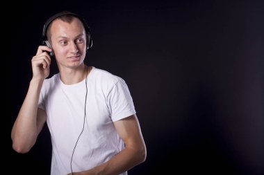 bir siyah kısa kestirmen ile sıradan bir genç adam arka plan