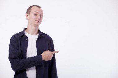 Beyaz arka plan beyaz bir T-shirt ve bir purpl genç bir adam