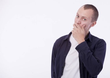 Beyaz arka plan beyaz bir T-shirt ve bir purpl genç bir adam