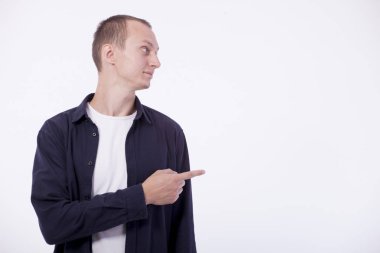 adam beyaz arka plan üzerinde beyaz t-shirt ve mor gömlek nokta