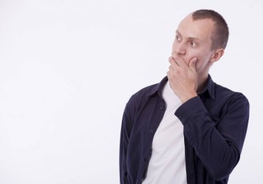 Beyaz bir arka plan üzerinde mor bir gömlek içinde genç bir adam uzakta görünüyor 