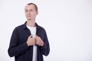 Beyaz arka plan genç kahverengi saçlı adam üzerinde beyaz t-shirt, p