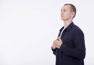 Beyaz bir yana doğru bir WHI genç bir kahverengi saçlı adam arka plan