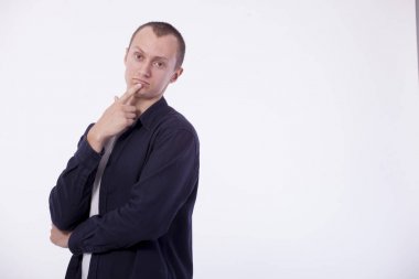 Beyaz arka plan ciddi genç kahverengi saçlı biri üzerinde bir beyaz 