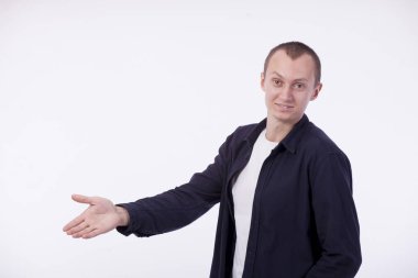 Beyaz arka plan beyaz bir T-shirt sıradan bir genç adam, 