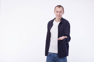 Beyaz arka plan beyaz bir tişört, bir mor s genç bir adam