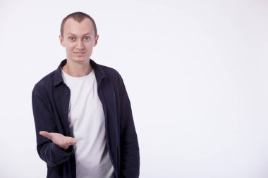 Beyaz arka plan genç bir adam üzerinde beyaz bir t-shirt, mor forması