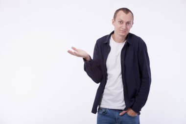 Beyaz arka plan beyaz bir T-shirt sıradan bir genç adam, 