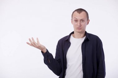 Beyaz arka plan beyaz bir T-shirt sıradan bir genç adam, 