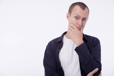 Beyaz arka plan beyaz bir T-shirt sıradan bir genç adam bir