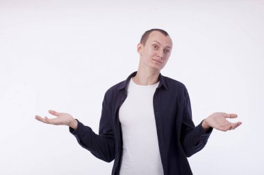 Beyaz arka plan beyaz tişört ve mor bir gömlek bir erkekte 