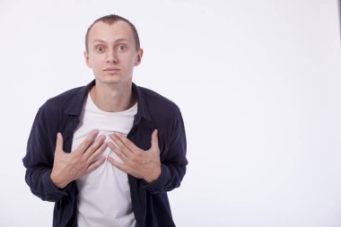 Beyaz bir adam beyaz bir T-shirt ve mor bir şir arka plan