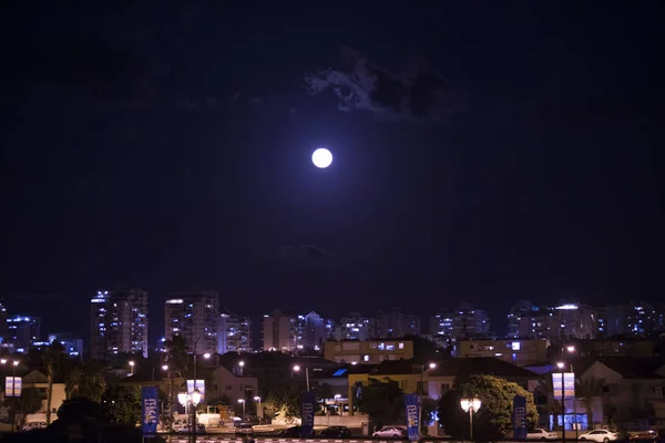 Bela vista da cidade noturna à luz da lua — Fotografia de Stock