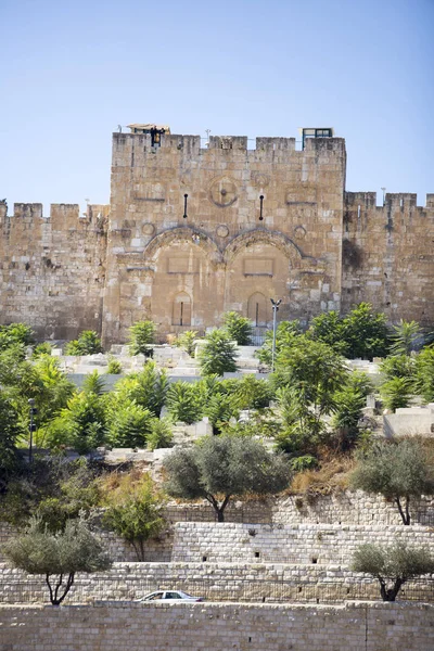 Необычный вид Золотых ворот Иерусалима на голубое небо — стоковое фото