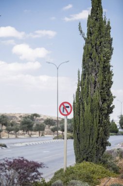 ağaçları ve bir yol çevrili bir şehir otoyol parçası Hintçe üye