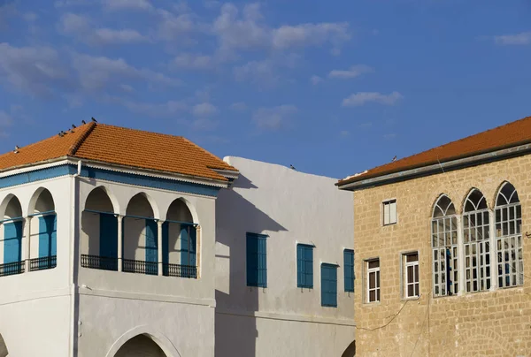 Beyaz moda taş evlerin birkaç alışılmadık bir görünümünü ve