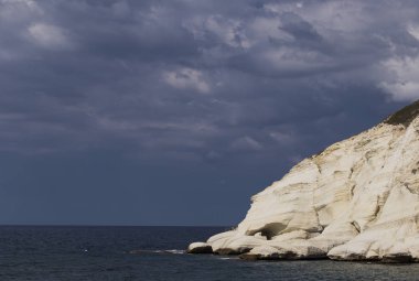 deniz kenarı bir fırtınalı gökyüzü arka plan üzerinde beyaz kayalar