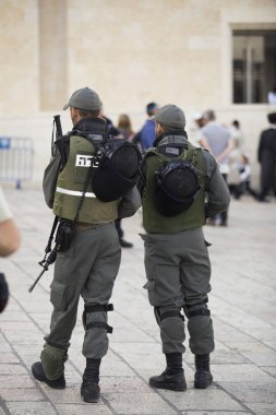 geri iki erkek askeri üniformalı ve silah b ile