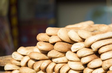 bir sürü susam bir tepsi ile taze hafif kahverengi buns