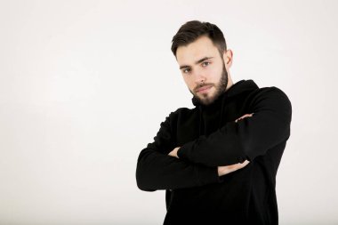 siyah kapüşonlu genç çekici adam geçti silah o ile standları