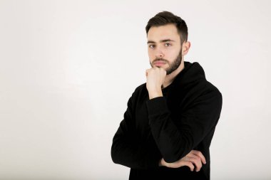 ciddi şık çekici genç adam siyah küçük sakallı