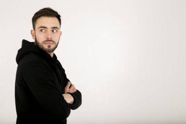 ciddi şık çekici genç adam küçük sakal ve cros