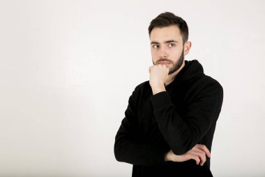 siyah giysili küçük sakallı ciddi genç adam stand olduğunu