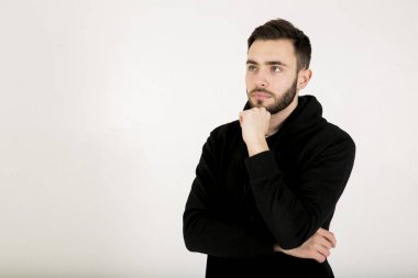  siyah giysili küçük sakallı genç adam ile ayakta 