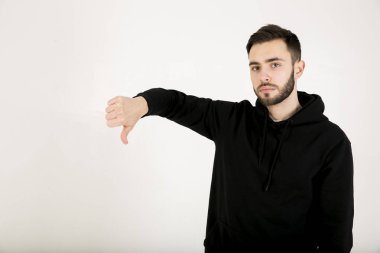 siyah giysili küçük sakallı ciddi çekici bir genç adam