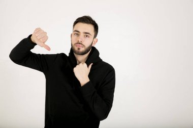 siyah giysili küçük sakallı ciddi çekici bir genç adam