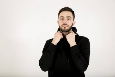 siyah giysili küçük sakallı şık çekici bir genç adam