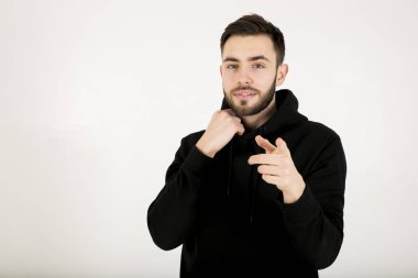 siyah giysili küçük sakallı şık çekici bir genç adam