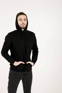 siyah elbiseli zekâ içinde küçük sakallı üzgün çekici bir genç adam