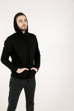 çekici bir genç adam ile siyah giysili küçük sakallı