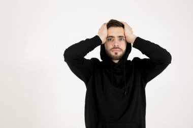 çekici bir genç adam ile siyah giysili küçük sakallı bir 