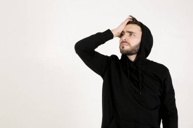 çekici bir genç adam ile siyah giysili küçük sakallı bir 