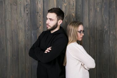 gözlük ve siyah clo genç bir adam güzel bir genç kızla