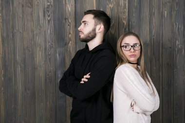 tıraşsız bir genç adam ve genç bir kız ile gözlük ile 