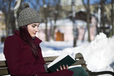 güzel kız bir şapka ve yeşil cov bir kitap okuma ceket