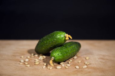 İki yeşil salatalık ve bir avuç sesam yatay bir görüntüsünü