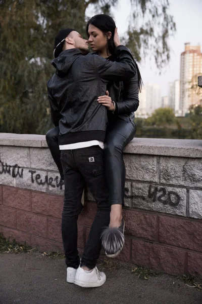 Couple Amoureux Une Belle Jeune Fille Vêtue Une Veste Pantalon Images De Stock Libres De Droits